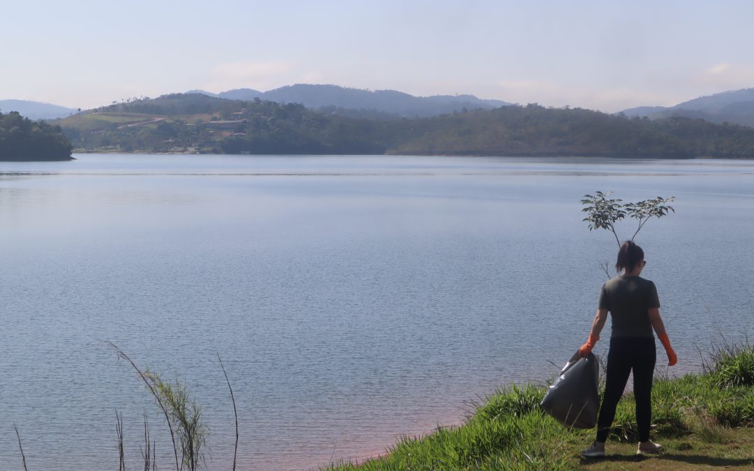 Voluntários ajudam a limpar a represa Atibainha no Dia Mundial da Limpeza